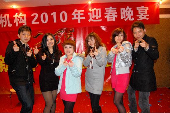 客服部和市场部的nobody舞蹈获得第二名,看我们的高兴劲